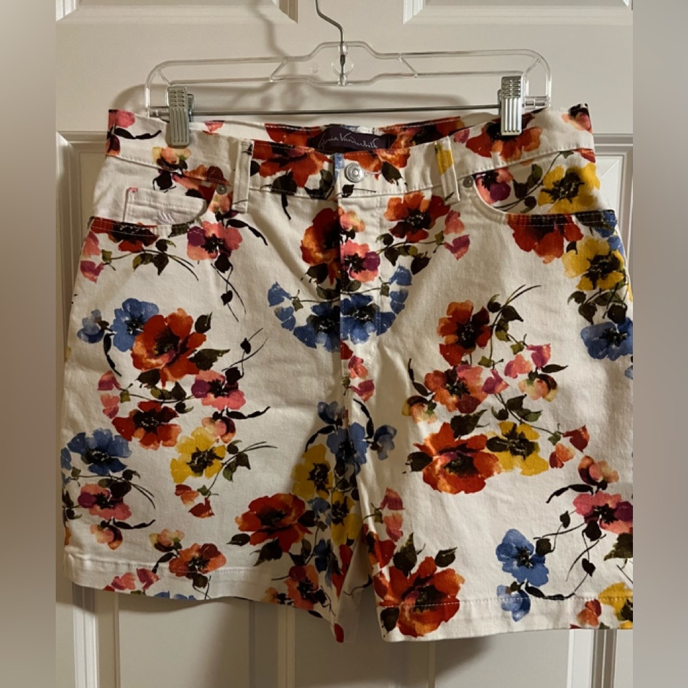 NWOT Gloria Vanderbilt Amanda floral shorts. Size 14